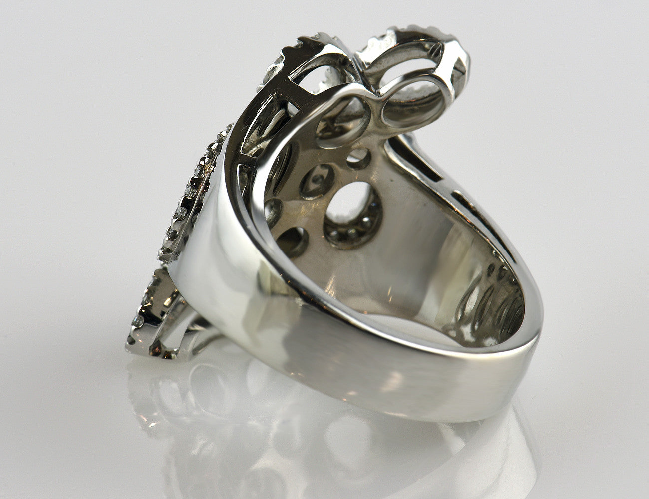 Diamond ring 585 14 K white gold 132 diamonds total 0.70 ct