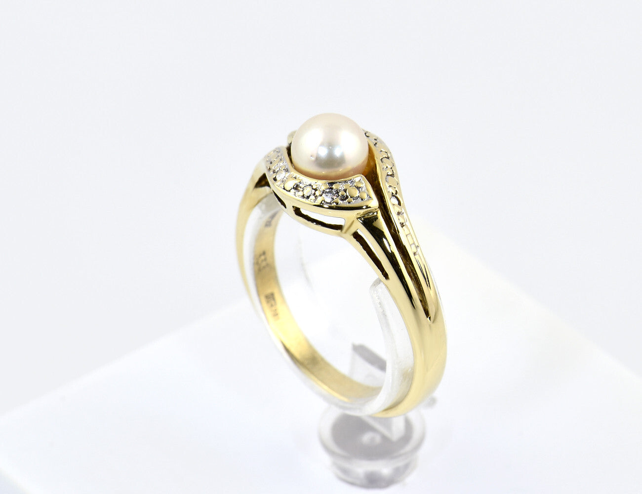 Akoya pearl diamond ring 333/000 8 K yellow gold, 2 diamonds total 0.02 ct
