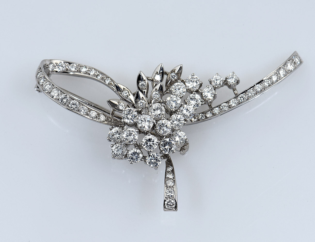 Diamant Brosche 750/000 18 K Weißgold 61 Diamanten zus. 3,31 ct
