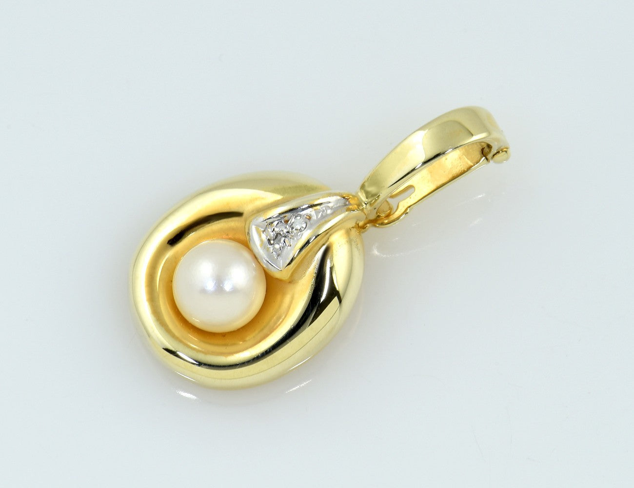 Anhänger Akoyaperle mit 1 Diamant  333/000 8 K Gelbgold