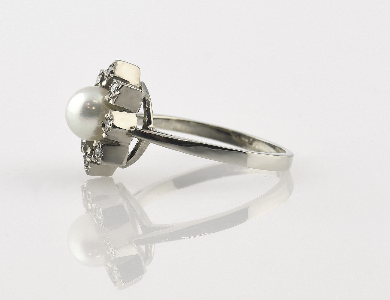 Akoya pearl ring 585/000 14 K white gold 8 diamonds total 0.15 ct