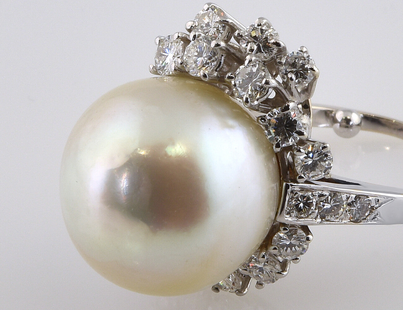 Ring Südseeperle 750/000 18 K Weißgold, 23 Brillanten zus. 1,25 ct