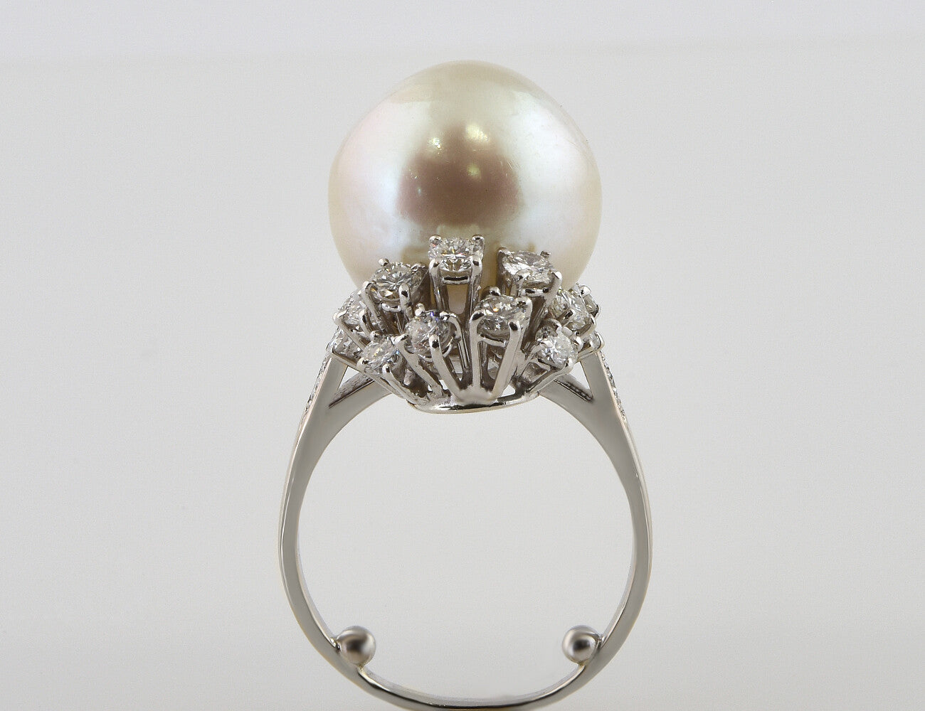 Ring Südseeperle 750/000 18 K Weißgold, 23 Brillanten zus. 1,25 ct