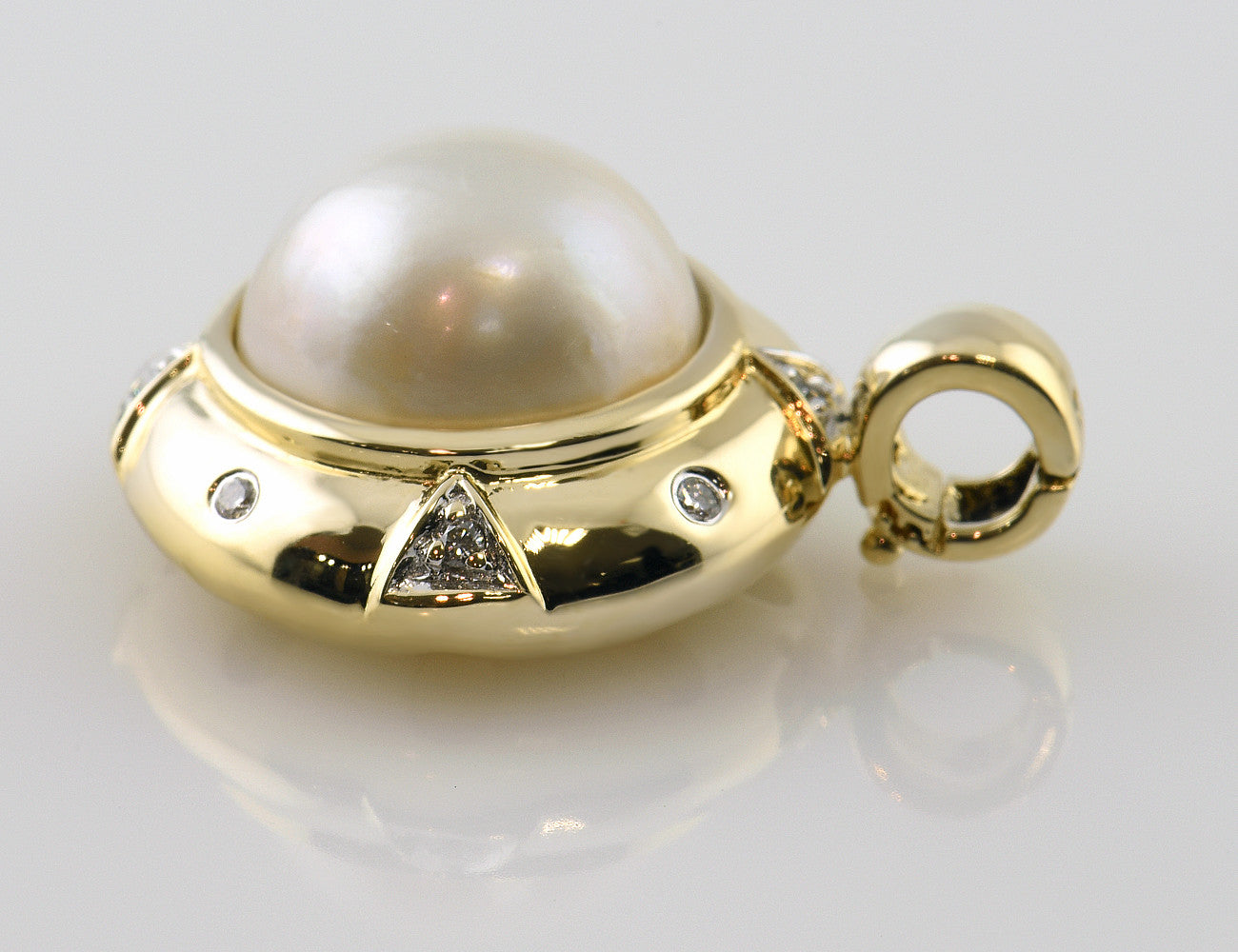 Pendant Mabe pearl 585/000 14 K yellow gold 8 diamonds total 0.10 ct