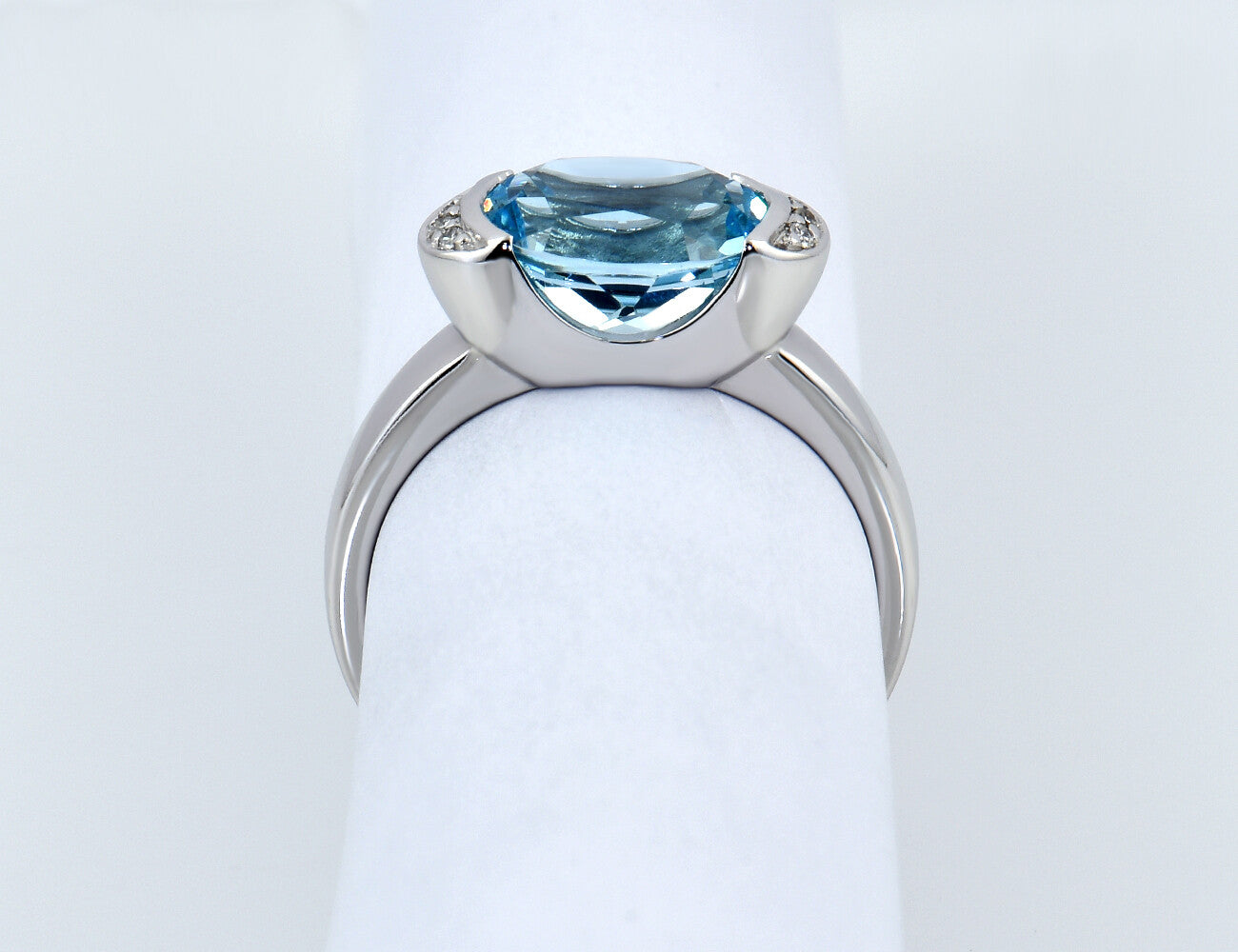 Topas Ring 585/000 14 K Weißgold, 6 Brillanten zus. 0,03 ct