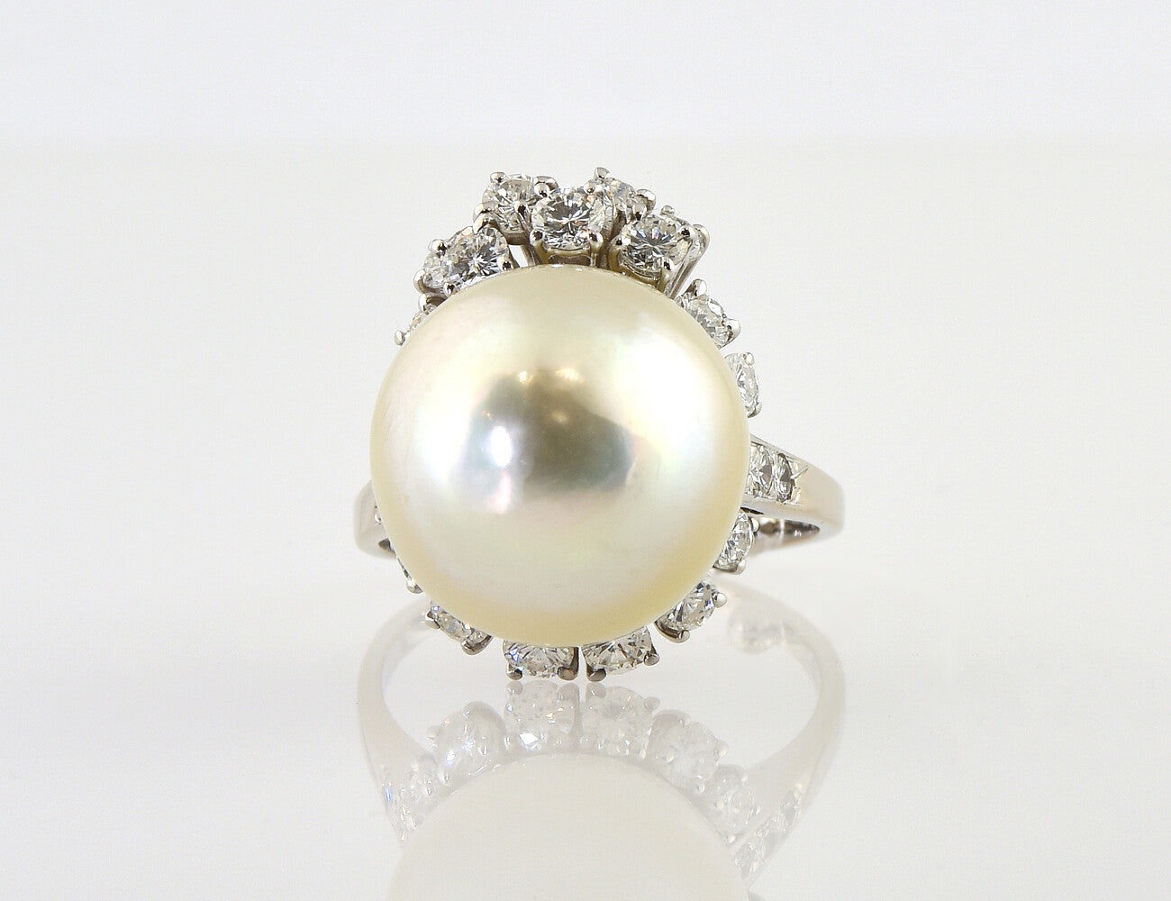 Ring Südseeperle 750/000 18 K Weißgold, 23 Brillanten zus. 1,25 ct