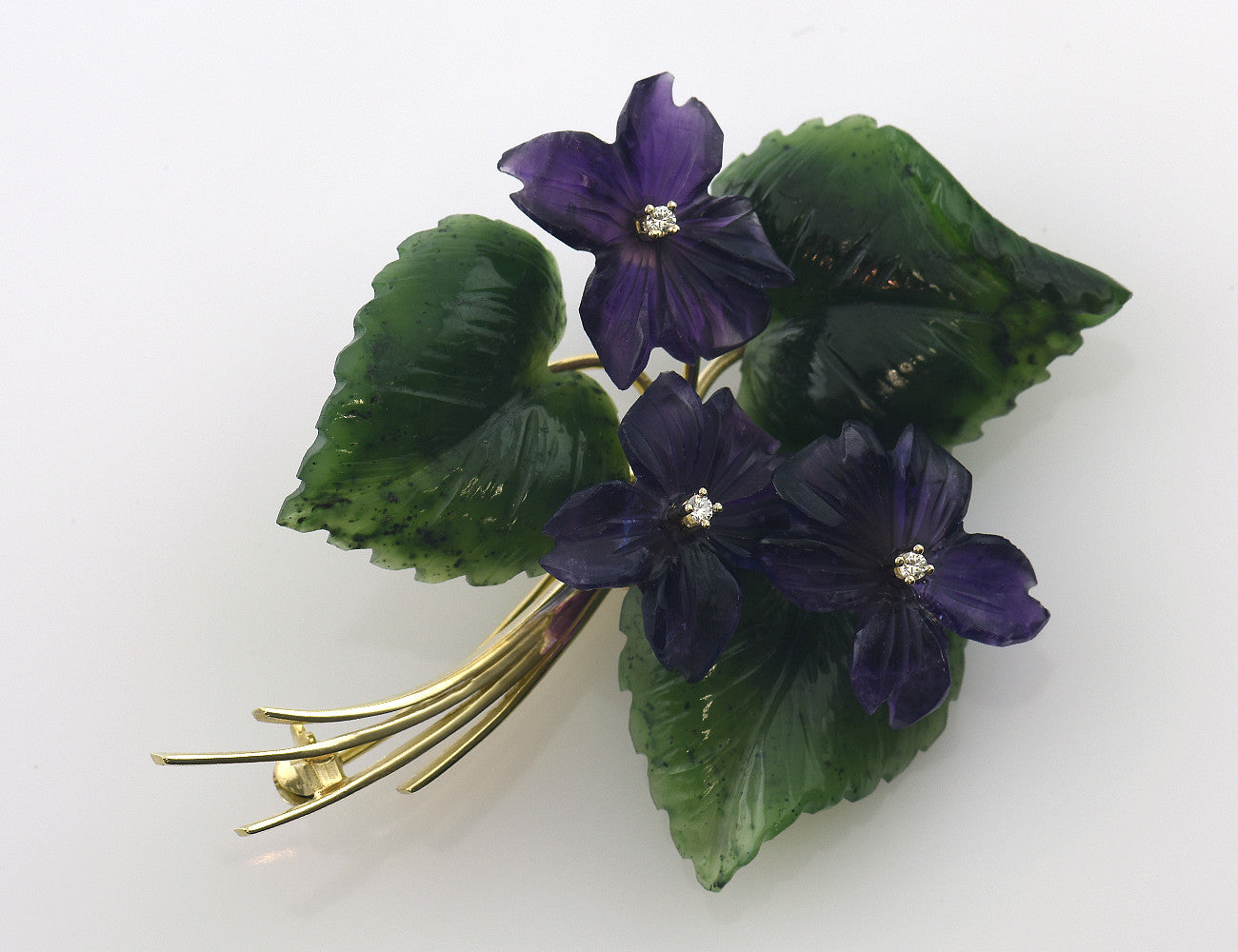 Brosche 585/000 14 K Gelbgold Jade, Amethyst 3 Brillanten zus. 0,03 ct