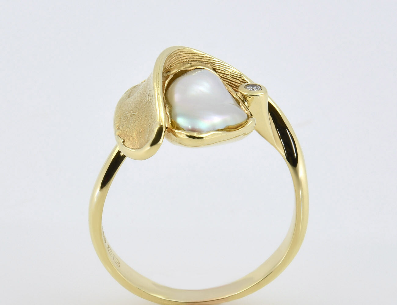 Keshi pearl ring 585/000 14 K yellow gold, diamond 0.02 ct