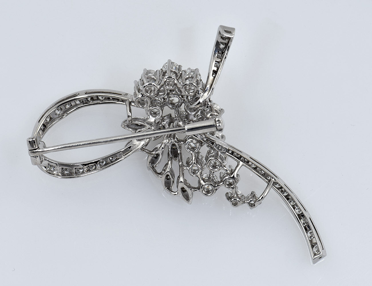 Diamant Brosche 750/000 18 K Weißgold 61 Diamanten zus. 3,31 ct