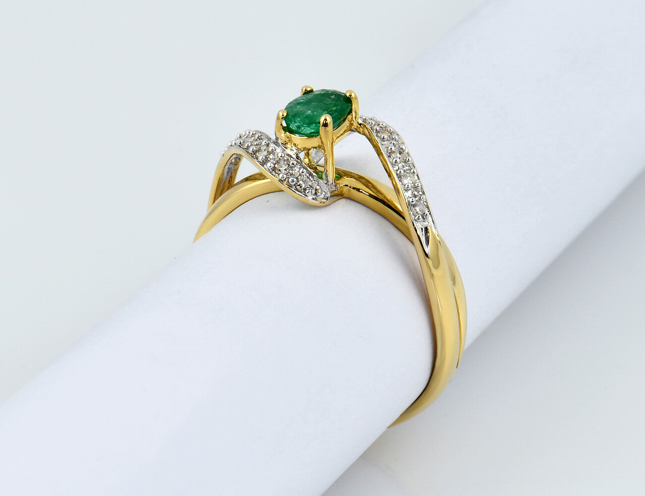 Smaragd Ring 750/000 Gelbgold, 14 Diamanten zus. 0,14 ct