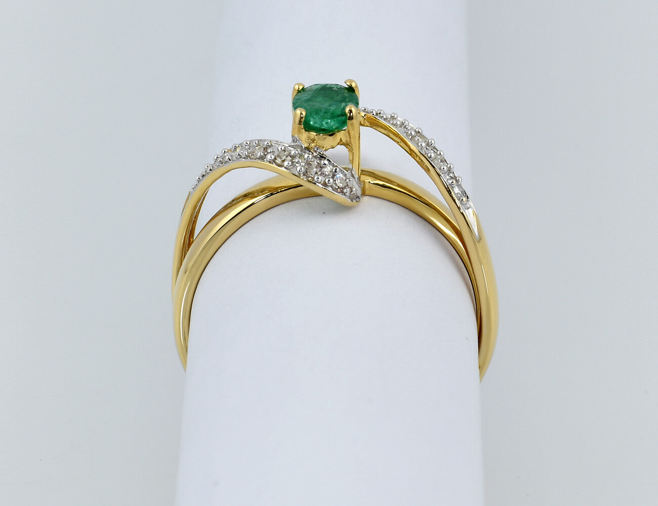 Smaragd Ring 750/000 Gelbgold, 14 Diamanten zus. 0,14 ct