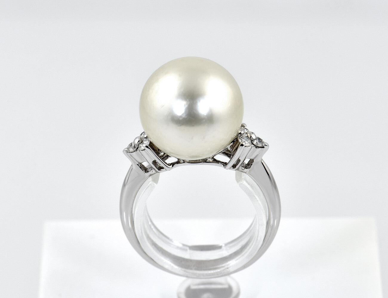 South Sea pearl ring 750/000 18 K white gold, 6 diamonds total 0.12 ct