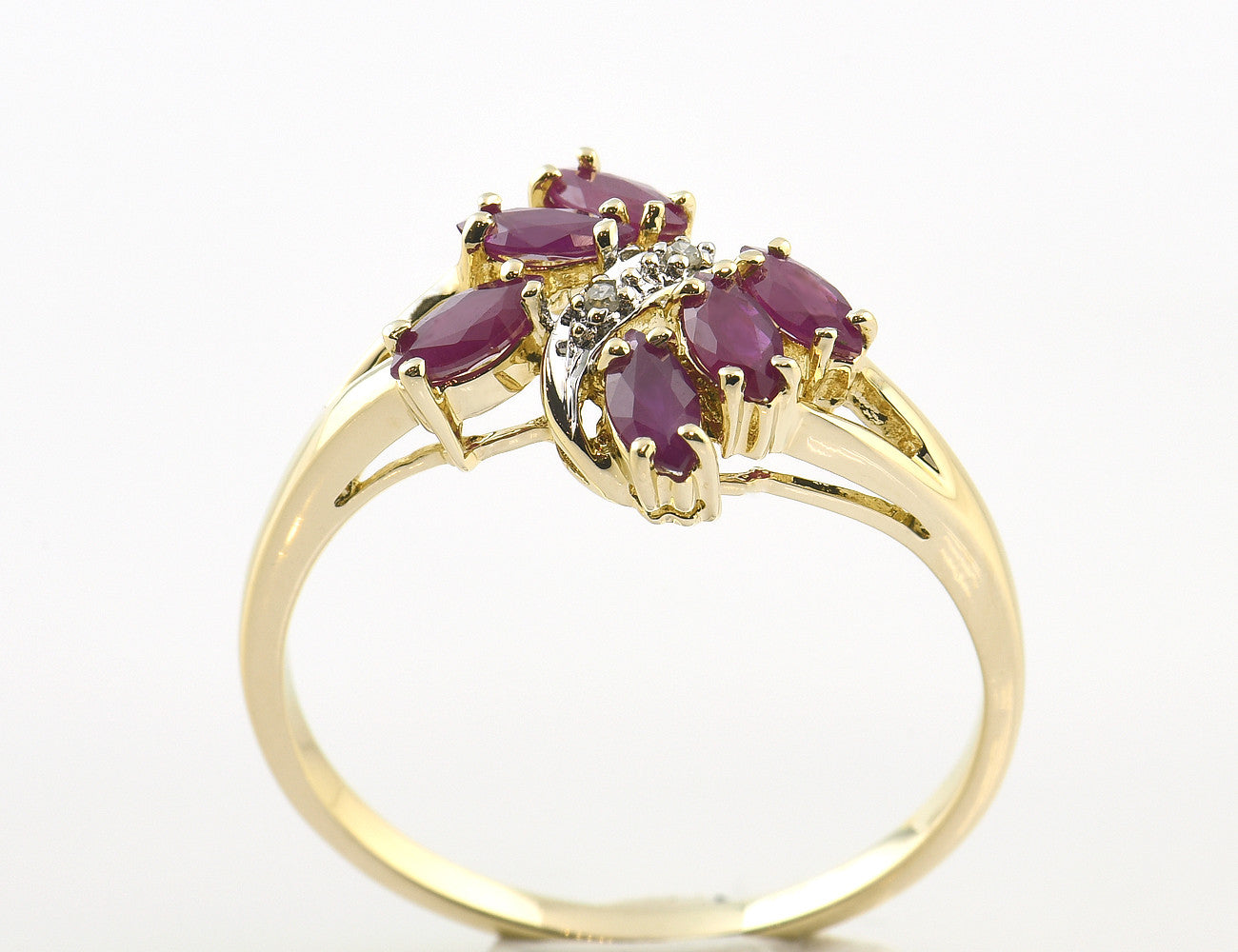 Rubin Diamant Ring 585 14 K Gelbgold 2 Diamanten zus. 0,01 ct