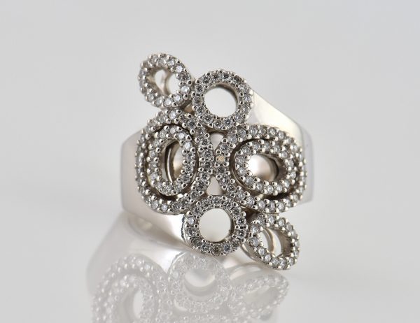 Bague en diamant, or blanc 585 14 carats, 132 brillants totalisant 0,70 ct