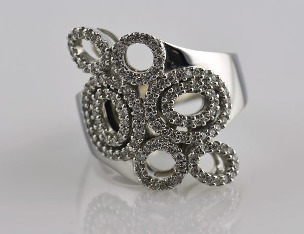 Bague en diamant, or blanc 585 14 carats, 132 brillants totalisant 0,70 ct