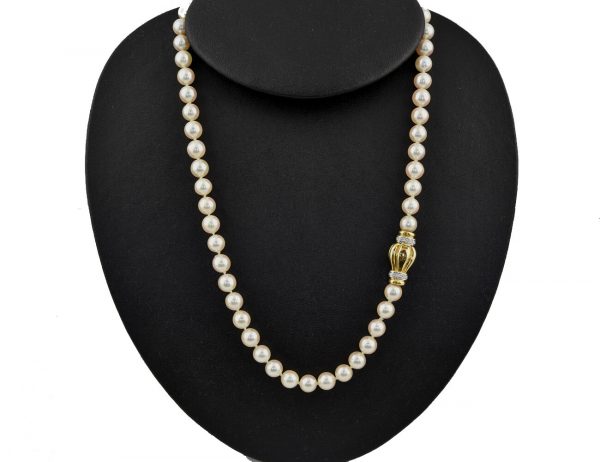 Akoyaperlenkette 750/000 18 K Gelbgoldschließe 20 Brillanten zus. 0,20 ct