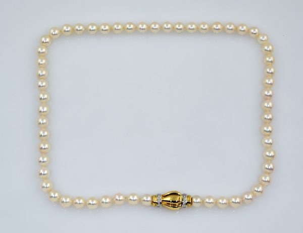 Akoyaperlenkette 750/000 18 K Gelbgoldschließe 20 Brillanten zus. 0,20 ct