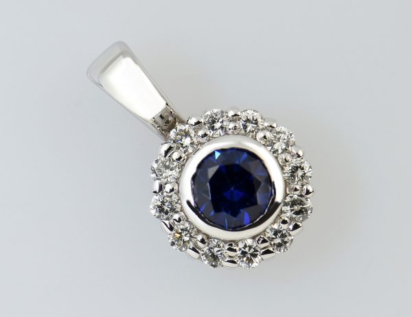 Anhänger Saphir 585/000 14 K Weißgold 12 Diamanten zus. 0,20 ct