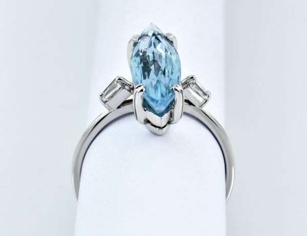 Topas Ring 750/000 18 K Weißgold, 2 Diamanten zus. 0,18 ct