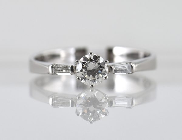 Diamant Ring Solitär 585/000 14 K Weißgold 3 Diamanten zus. 0,50 ct