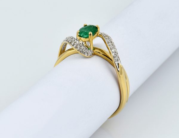 Bague émeraude en or jaune 750/000, 14 diamants pour un total de 0,14 ct