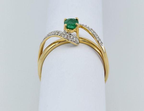 Bague émeraude en or jaune 750/000, 14 diamants pour un total de 0,14 ct