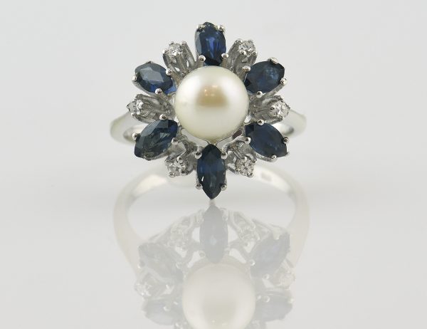 Bague avec perle Akoya et saphir, 585/000, or blanc 14 carats, 6 diamants totalisant 0,12 ct