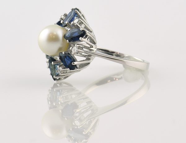 Bague avec perle Akoya et saphir, 585/000, or blanc 14 carats, 6 diamants totalisant 0,12 ct