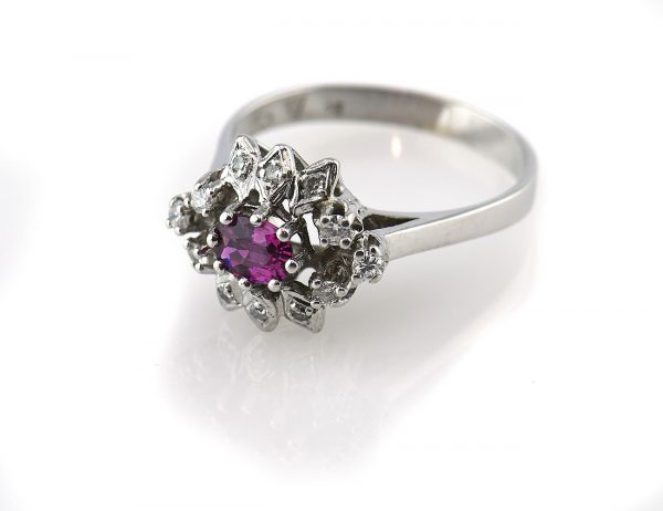 Rubin Ring 585 14 K Weißgold, 12 Diamanten zus. 0,23ct