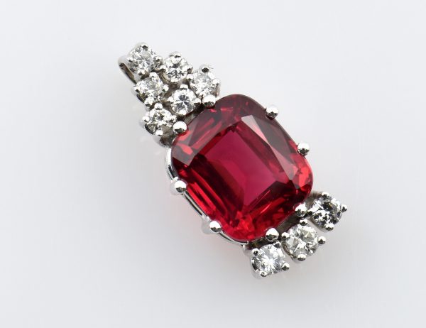 Anhänger Rubellit 750/000 18 K Weißgold 9 Brillanten zus. 0,24 ct