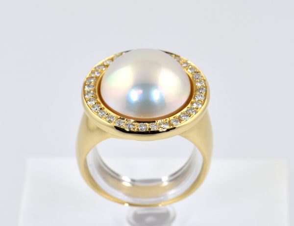 Ring Mabe´perle 750/000 18 K Gelbgold, 32 Brillanten zus. 0,48 ct