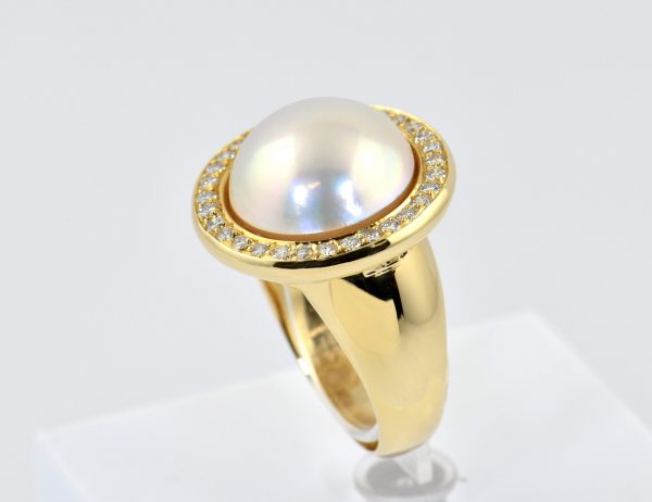 Ring Mabe´perle 750/000 18 K Gelbgold, 32 Brillanten zus. 0,48 ct