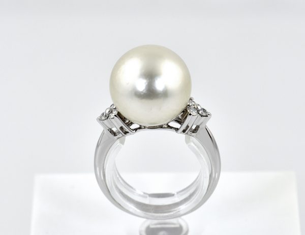 South Sea Pearl Ring, 750/000 18K white gold, 6 brilliant-cut diamonds totaling 0.12 ct