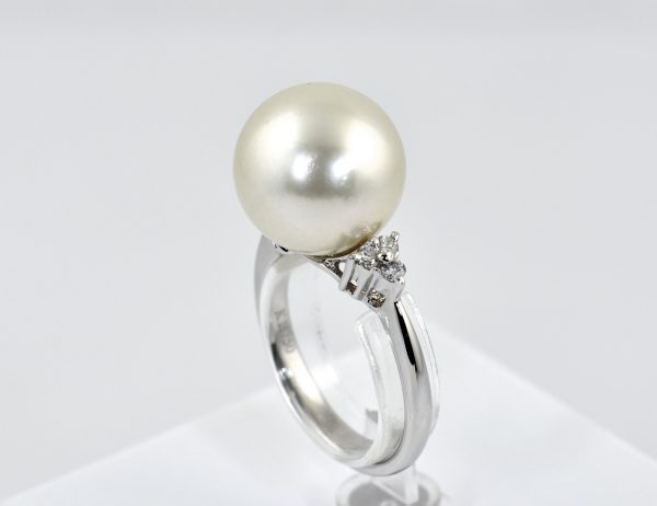 South Sea Pearl Ring, 750/000 18K white gold, 6 brilliant-cut diamonds totaling 0.12 ct