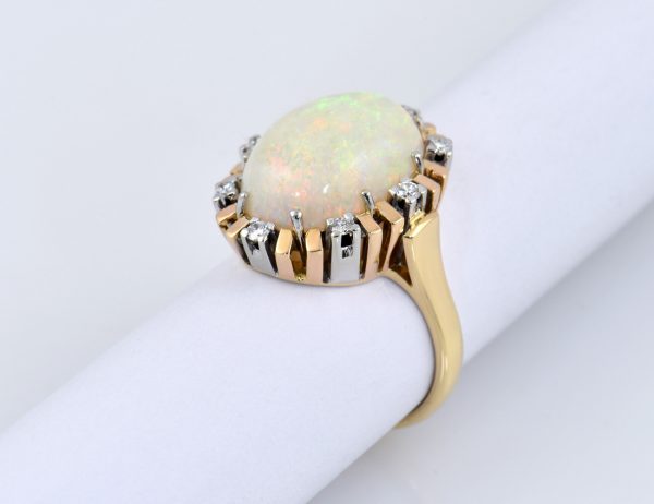 Opal Ring 750/000 18 K Gelbgold, 8 Brillanten zus. 0,24 ct