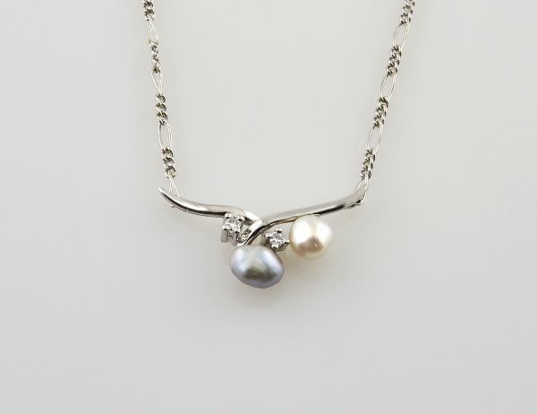 Chain 585/000 14 K White Gold Necklace, Cultured Pearls, 2 Diamonds totaling 0.05 ct