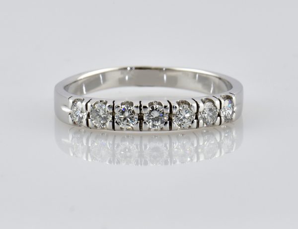 Bague en diamant 585/000, or blanc 14 carats, 7 brillants totalisant 0,60 ct