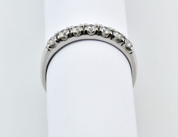 Bague en diamant 585/000, or blanc 14 carats, 7 brillants totalisant 0,60 ct