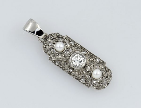 Art Deco Pendant with Diamond and Pearl, 750/000 18K White Gold, 13 Diamonds totaling 0.30 ct