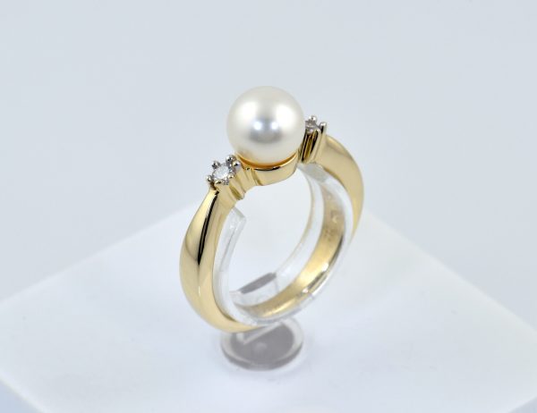 Ring Akyoa-Perle, Diamant 585/000 14 K Gelbgold, 2 Brillanten zus. 0,06 ct