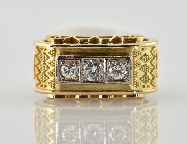 Ring mit Granulationen in 585 14 K Gelbgold, 3 Diamanten zus. 0,42 ct