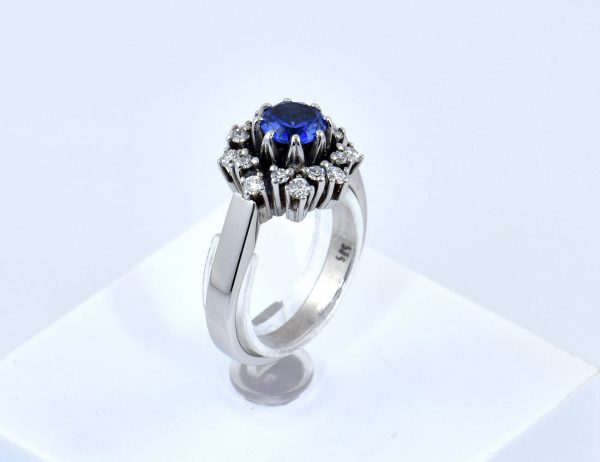 Bague saphir et diamants 585/000, or blanc 14 carats, 16 brillants totalisant 0,40 ct