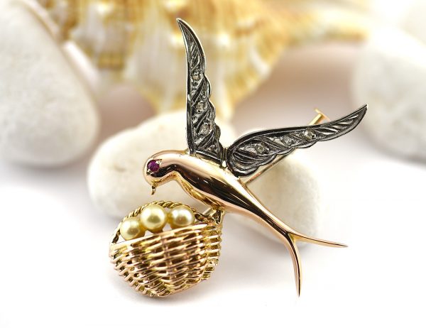 Broche avec rubis et perle, or blanc/jaune 585 14 carats, 6 diamants totalisant 0,08 ct