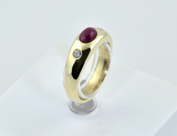 Rubin Diamant Ring 750/000 18 K Gelbgold 2 Brillanten zus. 0,09 ct