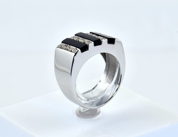 Ring Onyx 750/000 18 K Weißgold 28 Brillanten zus. 0,28 ct