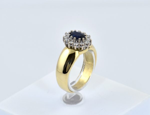 Bague saphir et diamants 585/000, or jaune 14 carats, 12 brillants totalisant 0,25 ct