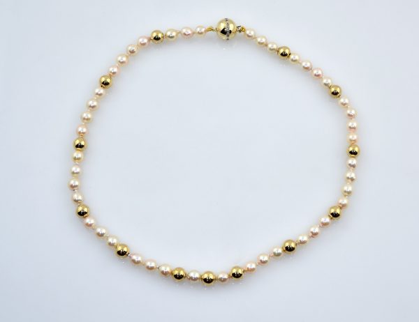 Akoyaperlenkette 585/000 14 K Gelbgoldschließe 16 Diamanten zus. 0,15 ct