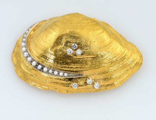Brosche Muschel 994/000 Gelbgold, 15 Perlen, 6 Brillanten zus. 0,25 ct
