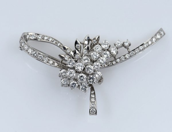 Diamant Brosche 750/000 18 K Weißgold 61 Diamanten zus. 3,31 ct