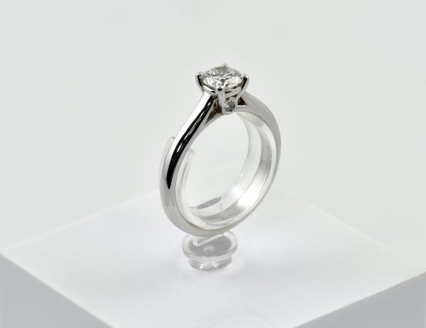 Bague solitaire en diamant, or blanc 585/000 14 carats, 3 brillants totalisant 0,70 ct